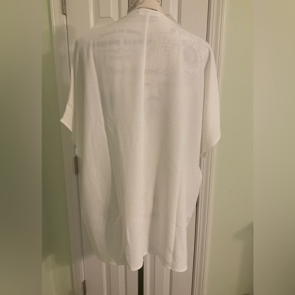 Perfect Peach - WOVEN AIRFLOW V-NECK DOLMAN TOP - Ivory - Picture 3 of 8